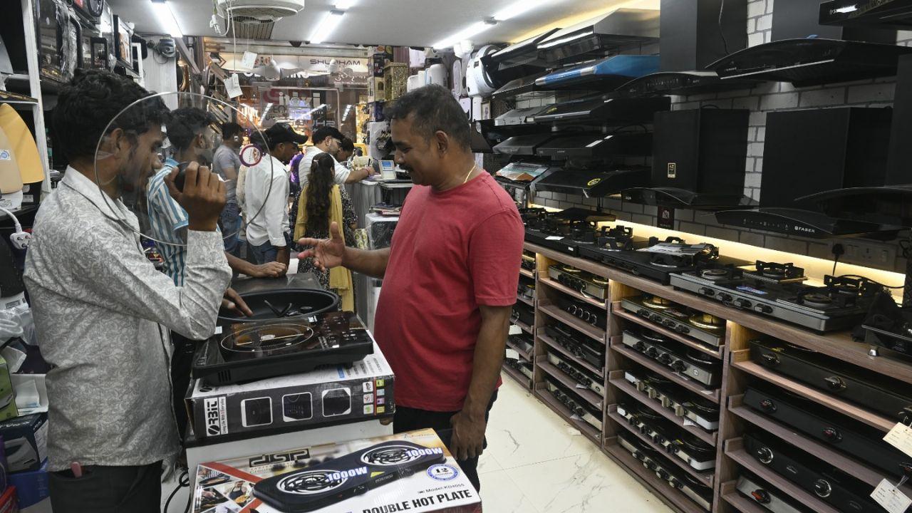 Despite a 25 per cent increase in domestic production, LPG cylinder supply remains constrained. The government is prioritising LPG for domestic cooking and essential sectors, like hospitals, while restricting supply to non-essential commercial enterprises, including restaurants.