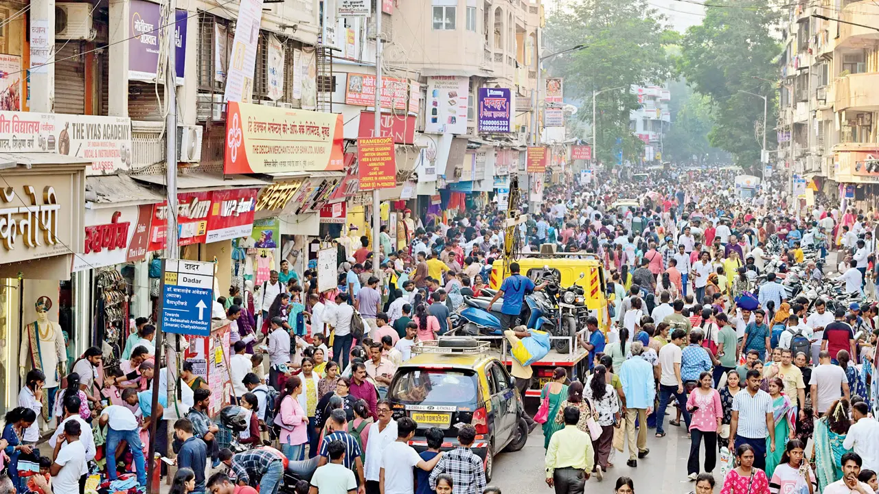 Footpath encroachment continues in Dadar despite BMC's anti-hawker drive