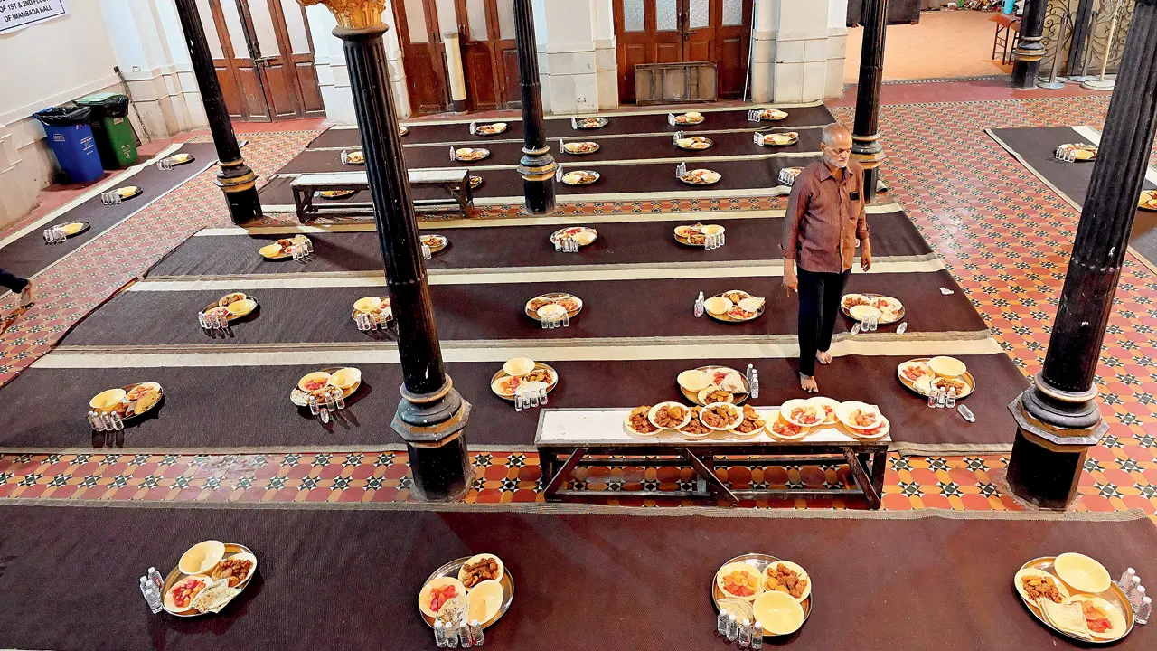 People break their fast at Khoja Masjid at Palagali, Dongri