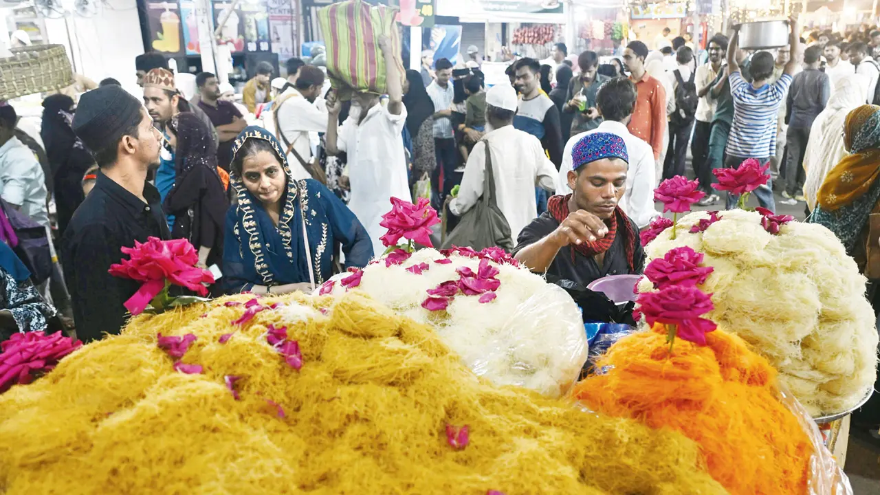 Families carry colorful plates of iftar to nearby homes, keeping the spirit of sharing and togetherness alive across the neighborhood