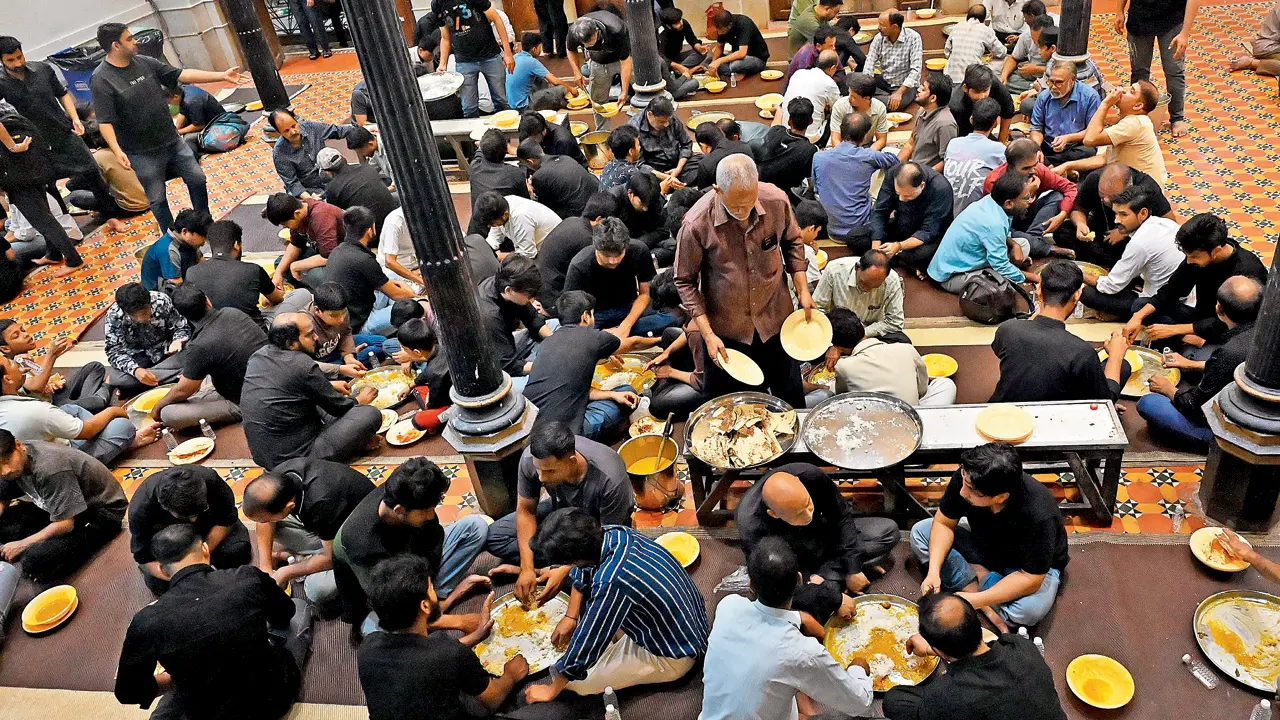 Around 350–400 people break their fast daily at community iftars, sharing meals here in Dongri spreading camaraderie. PICS/SAYYED SAMEER ABEDI