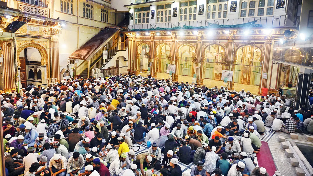 Zakaria Masjid in Masjid Bunder hosts a traditional iftaar for around 700 fasting people daily during Ramadan. PIC/ASHISH RAJE