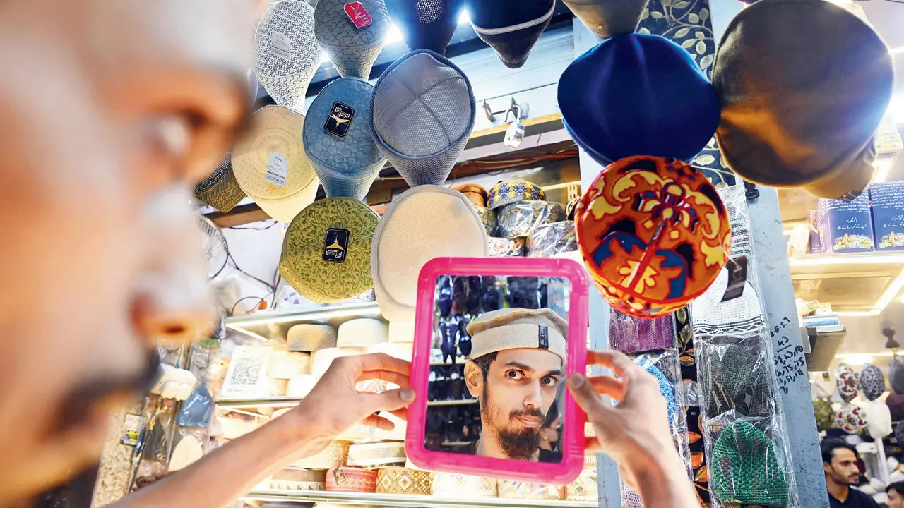 People shopping during Ramadan outside Nawab Ayaz Masjid adding color and bustle to Pydhonie streets. PIC/ASHISH RAJE