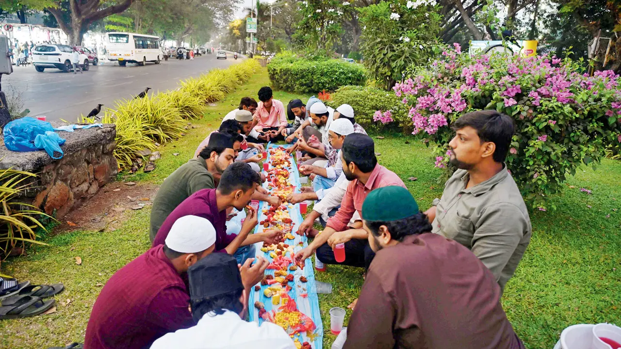 Devotees break their fast on the first day of Ramadan near Fashion Street at Churchgate. Pic/ATUL KAMBLE 