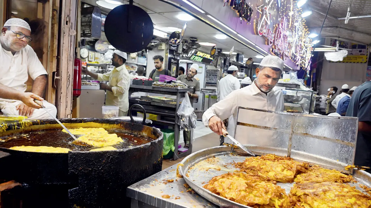 People gather for iftaar at Minara Masjid as Mohammed Ali Road comes alive with food stalls during Ramadan. Pics/ASHISH RAJE 