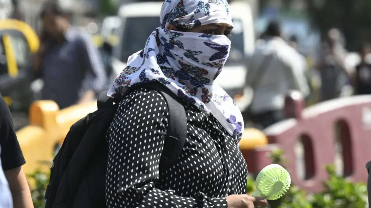 The weather department stated that light spells of rain and thunderstorms accompanied by lightning are very likely to occur in these districts. The thunderstorms may also bring gusty winds reaching speeds of 30 to 40 kilometres per hour, which could lead to brief disruptions