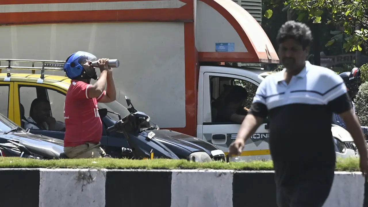 The interior districts of the state remained particularly warm, with Malegaon emerging among the hottest locations at 39.8 degrees Celsius, followed by Jeur at 39.5 degrees Celsius and Sholapur at 39.0 degrees Celsius. Parbhani recorded a maximum temperature of 38.8 degrees Celsius, while Osmanabad reported 38.4 degrees Celsius, reflecting warmer-than-usual conditions across central Maharashtra.