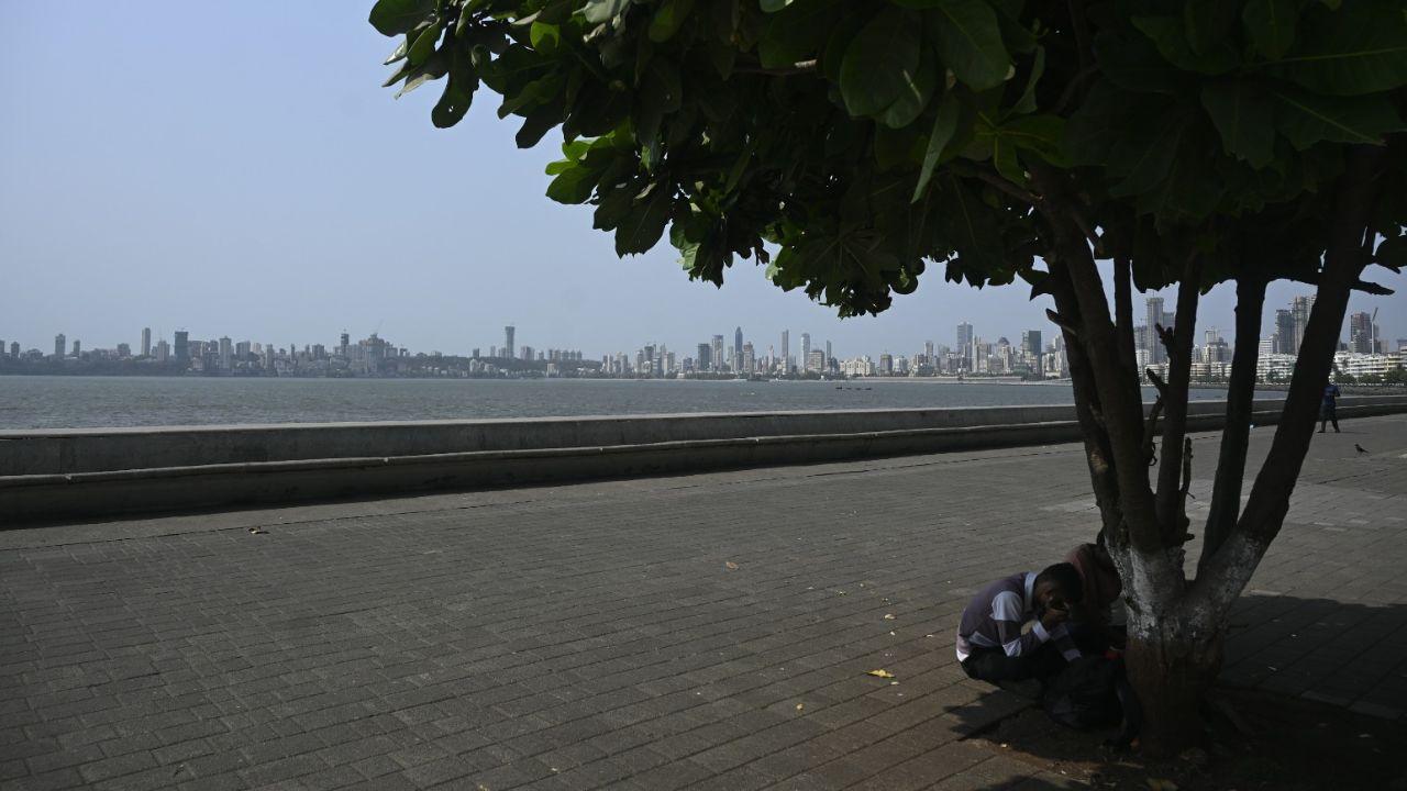 On Wednesday, Mumbai's Colaba station, which is representative of the Island City, recorded a maximum temperature of 32.4 degrees Celsius while the Santacruz station recorded 31.1 degrees Celsius. The minimum temperatures stood at 22.6 degrees Celsius and 21.3 degrees Celsius, respectively