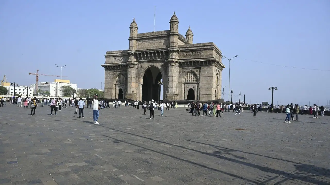 City melts in scorching heat! Gateway of India, Marine Drive wear deserted look