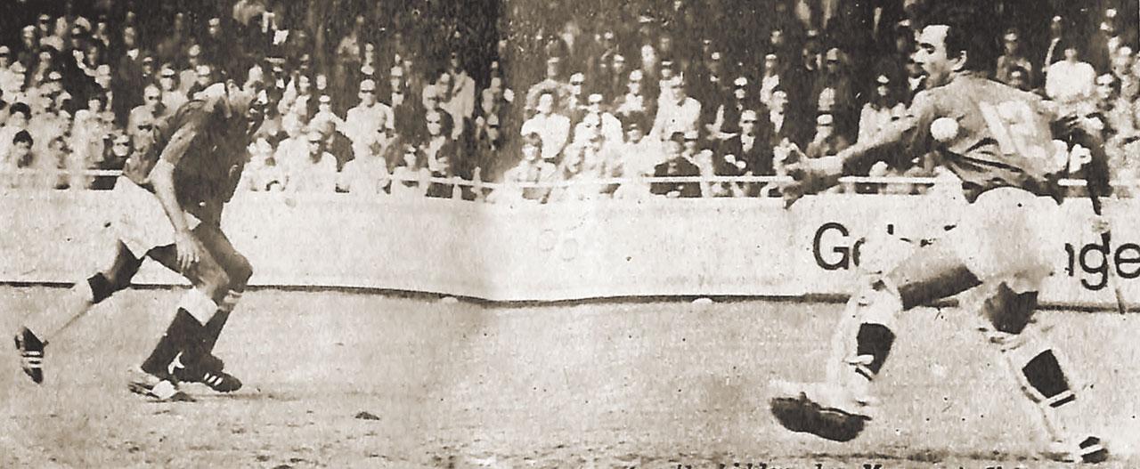 1973 World Cup: India’s BP Govinda (left, partly hidden) beats Pakistan goalkeeper Pervez Munir (right) to score the winning goal in the semi-finals at Barcelona, Spain