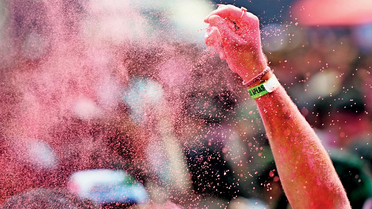 Colours fly as people celebrate Holi at Inorbit Mall. PIC/SATEJ SHINDE