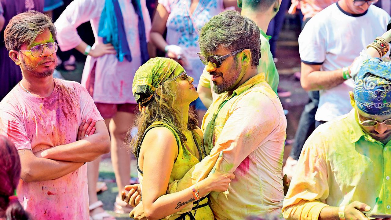 A couple gets romantic at Juhu. PIC/SHADAB KHAN