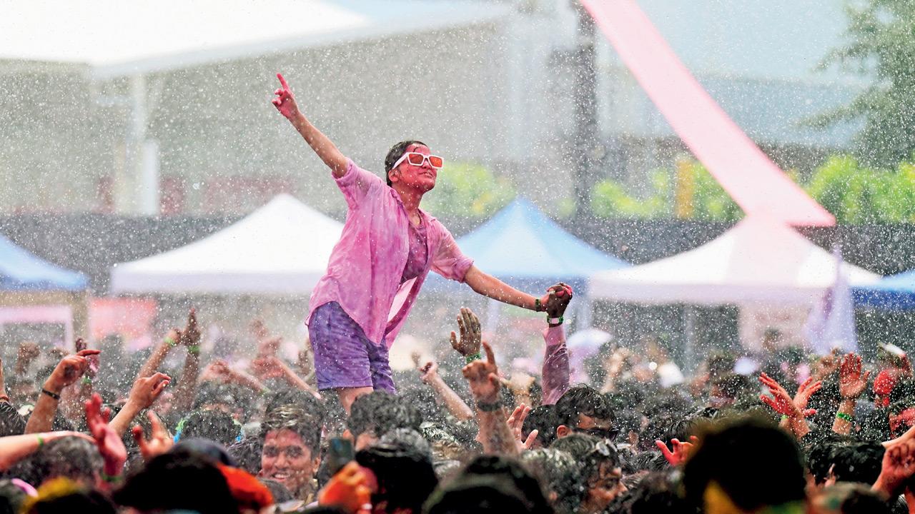 Holi and Dhulivandan at Inorbit Mall’s open parking area, Malad West. PIC/SATEJ SHINDE