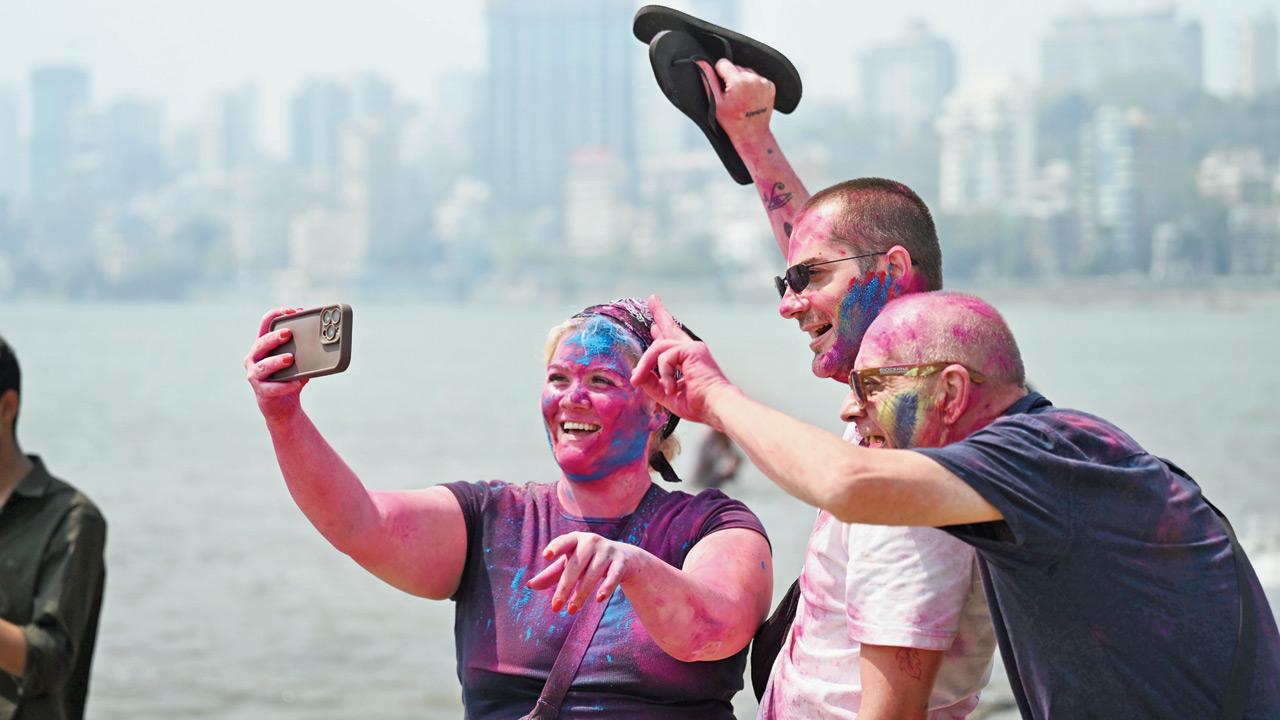 Tourists from Nottingham, England, celebrate Holi with locals at Chowpatty. PIC/ATUL KAMBLE
