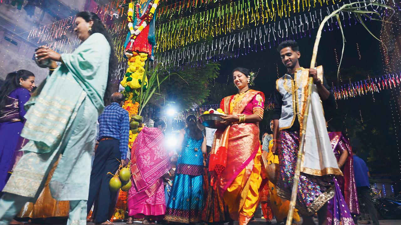 Holika Dahan at Mahim Fishermen’s Colony. PIC/ASHISH RAJE