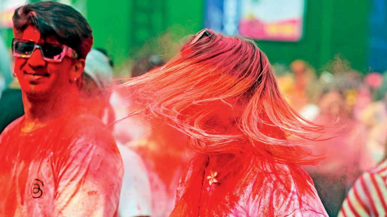 A youngster with colour even in her hair at Juhu. PIC/SHADAB KHAN