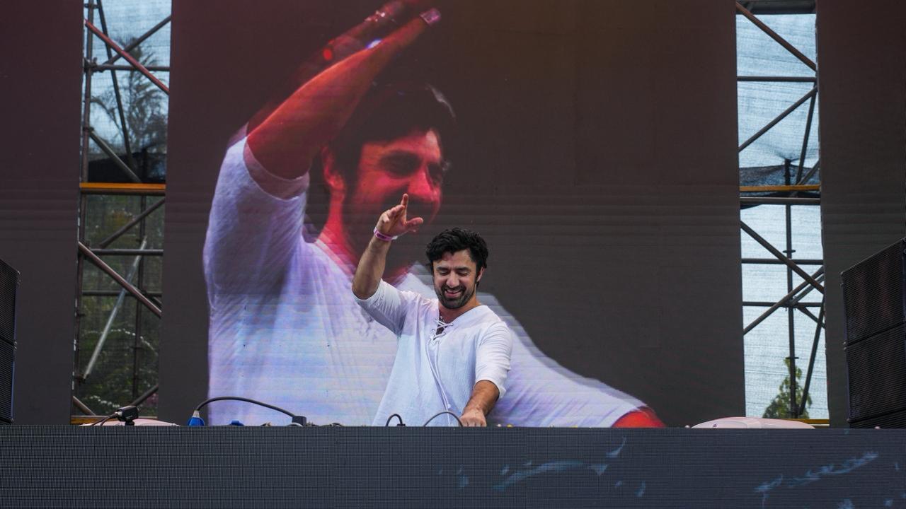 As the set began, the energy of the crowd reflected the scale and sentiment of Holi celebrations in India that are usually filled with festive classics but is slowly evolving over time