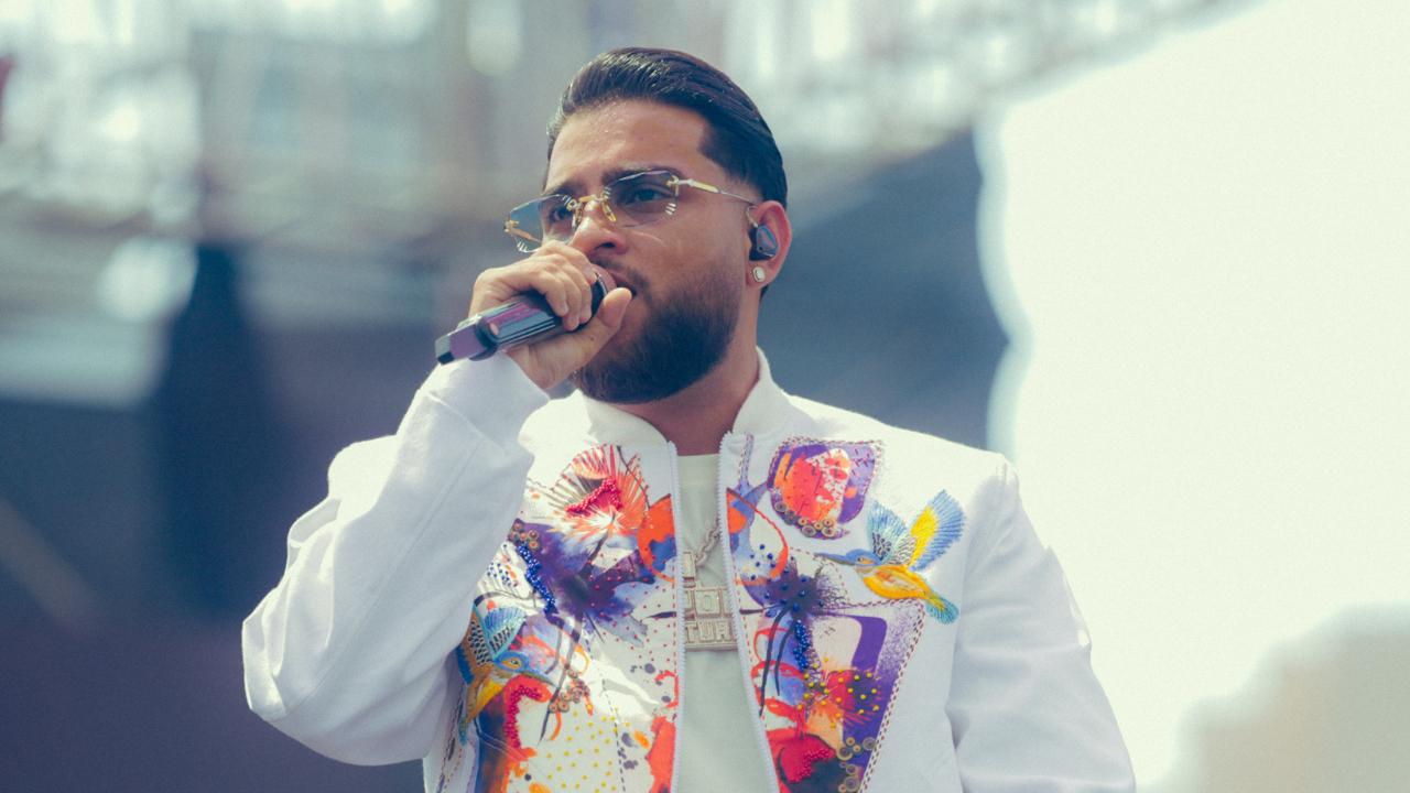 Keeping with the Holi spirit, Karan Aujla made a dramatic pop-up stage entrance, instantly igniting the crowd and establishing a pulsating connection that carried through the entire performance