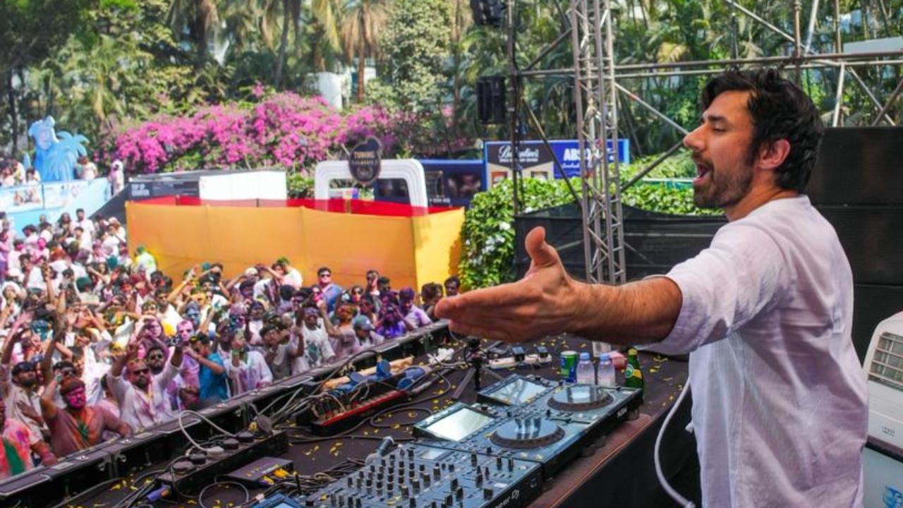 Blending EDM with desi favourites, he opened with ‘Rang Barse’, dropping the viral 'Dhurandhar' track, mixing in ‘Kajra Re’ and performing his Indo-inspired anthem ‘Legacy’. He also played a Marathi-techno fan favourite ‘Tamdi Chamdi’ to fit the Mumbai vibe