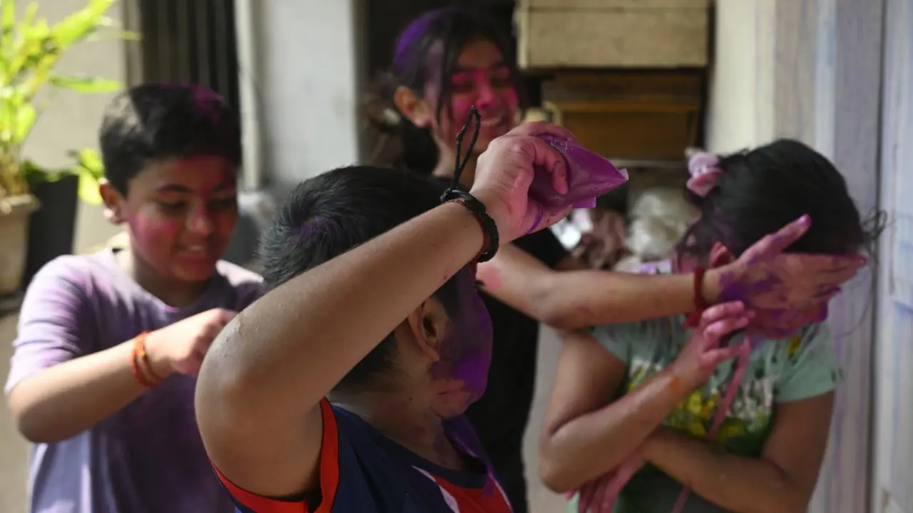 Youngsters enjoy vibrant Rangpanchami festivities on the streets of Mahim. PIC—ASHISH RAJE