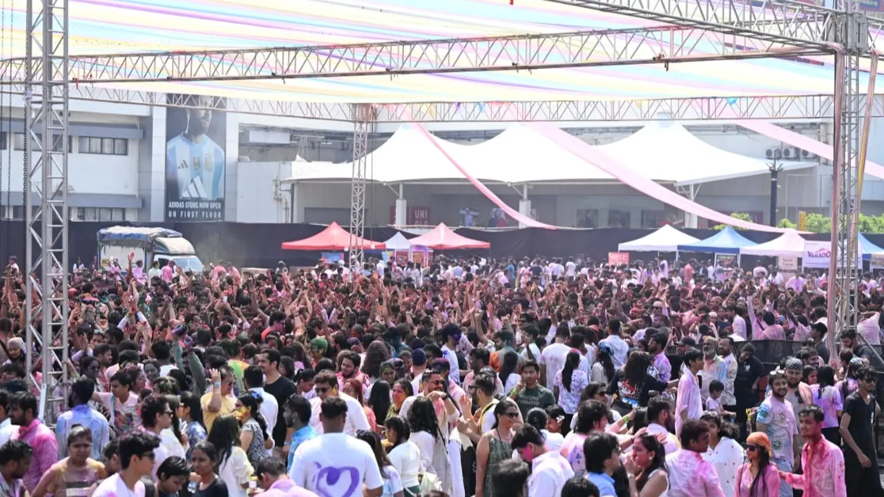 A colourful Holi celebration unfolds at Holi Splash Season 7 in Malad (West), Mumbai. PIC—SATEJ SHINDE