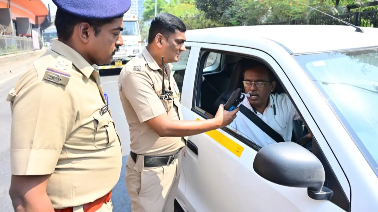 Mumbai Police step up vigilance with naka bandi and drunk-driving checks in Bandra on March 3, 2026.