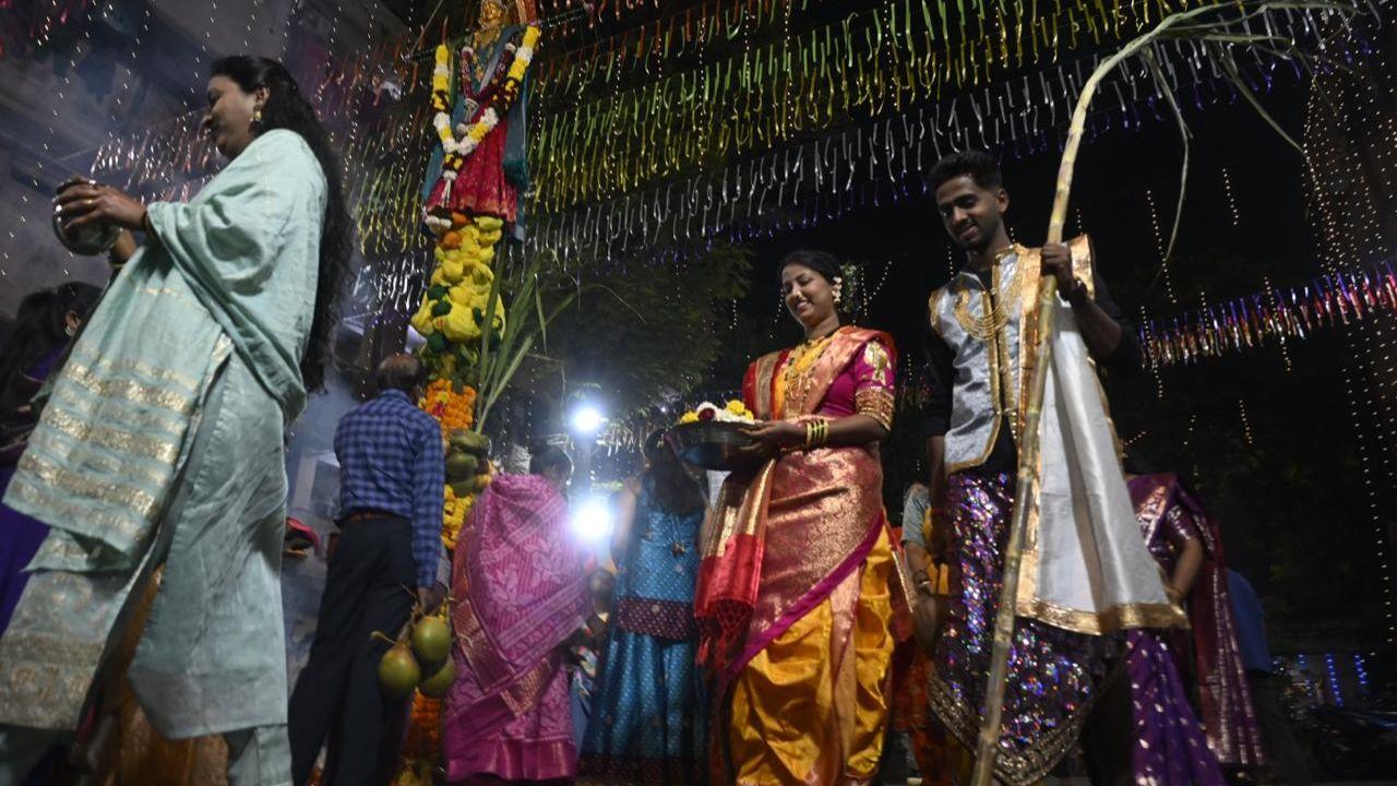On Tuesday, streets across Mumbai will burst into bright hues of gulal—blue, violet, green, saffron, and red—as the city celebrates Holi. PIC/ASHISH RAJE