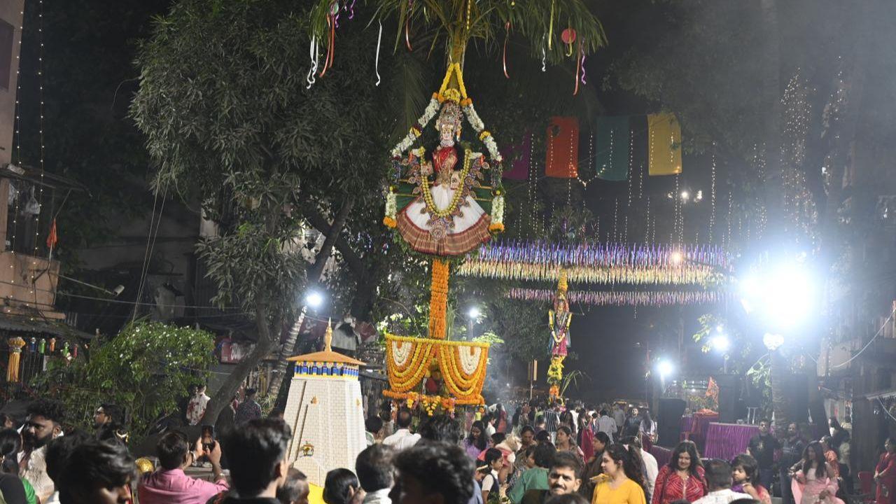 Residents of Mahim Fishermen’s Colony perform Holika Dahan with traditional rituals. PIC/ASHISH RAJE