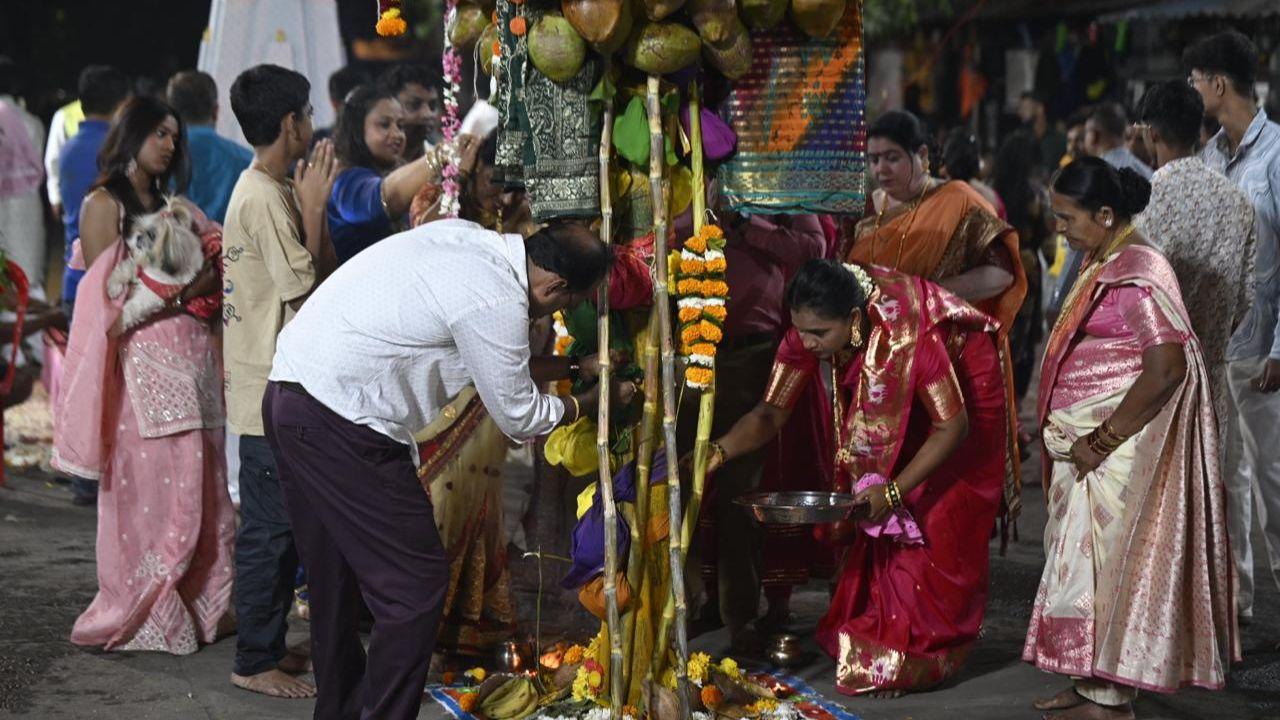 In Mumbai and Maharashtra, Holika Dahan is commonly celebrated in housing societies, open grounds, and temples, with many people gathering to sing bhajans and perform aarti around the fire. PIC/ASHISH RAJE