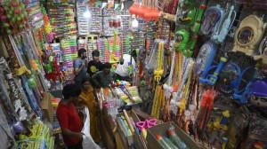 IN PHOTOS: Splash mania! Crowds swarm Masjid Station market for pichkaris