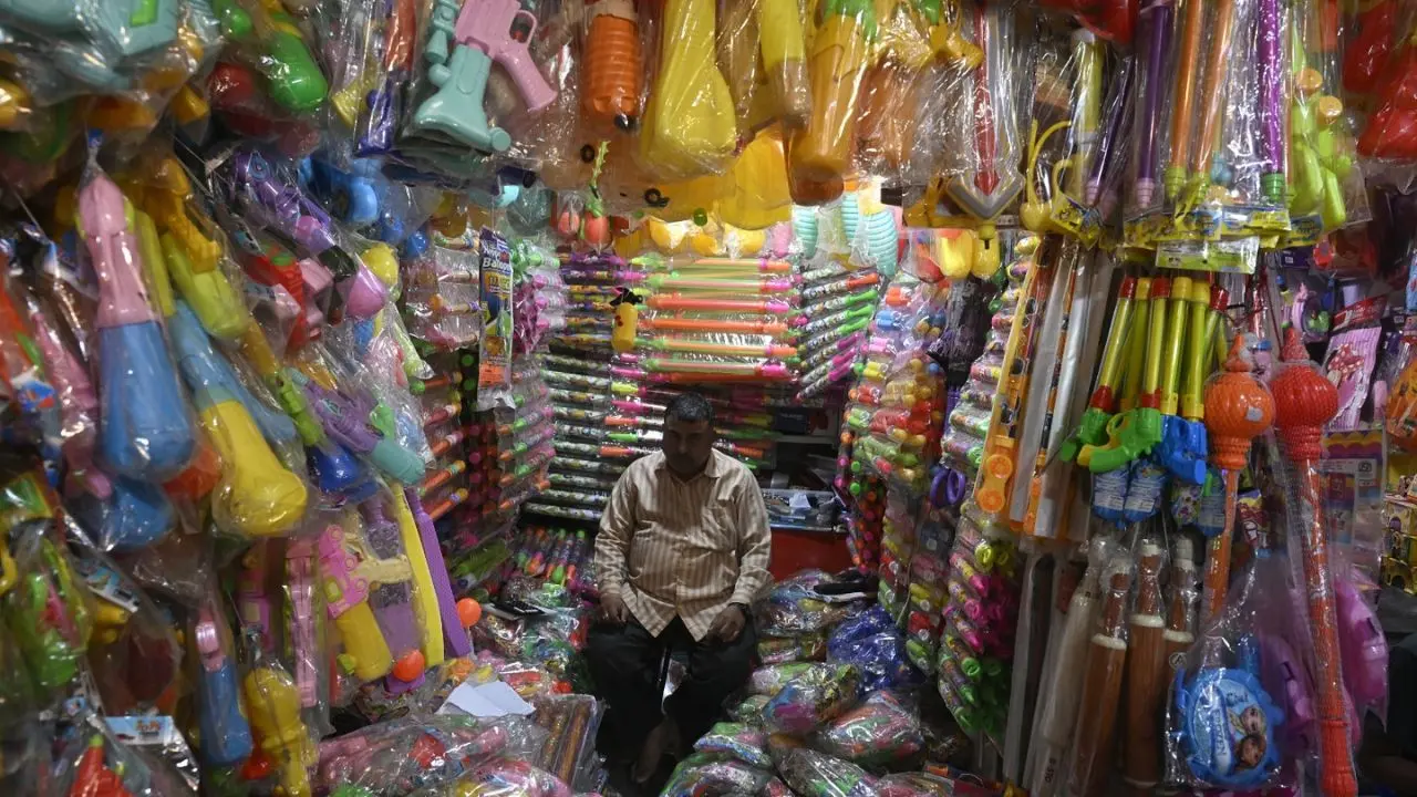 Ahead of the festivities, the Brihanmumbai Municipal Corporation (BMC) urged citizens to use dry wood for burning the bonfire, and celebrate the festival responsibly. It is illegal to cut tree branches without BMC’s prior permission. Dry firewood that is available in the market can be procured by citizens for the Holika bonfire