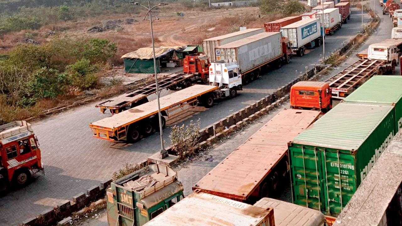 Trucks of fruit near Jawaharlal Nehru Port