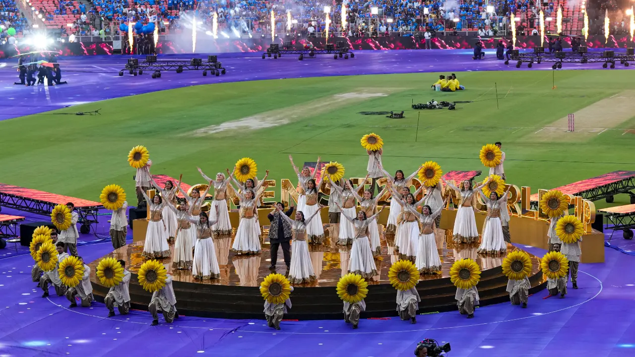 Dressed in her signature embroidered floral jacket along with an all-black ensemble, the 'Queen of Garba' sang 'Maine Payal Hai Chhankai' along with other hits that got the crowd grooving to her beats