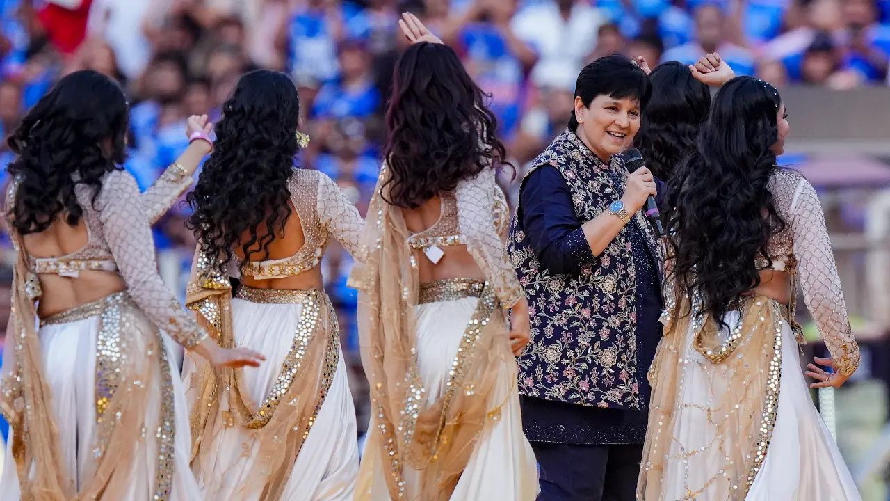 Known to usually perform during Navratri, fans who weren't able to witness her performances till now saw her mesmerising performance before Sukhbir Singh and Ricky Martin took to the stage later before the final