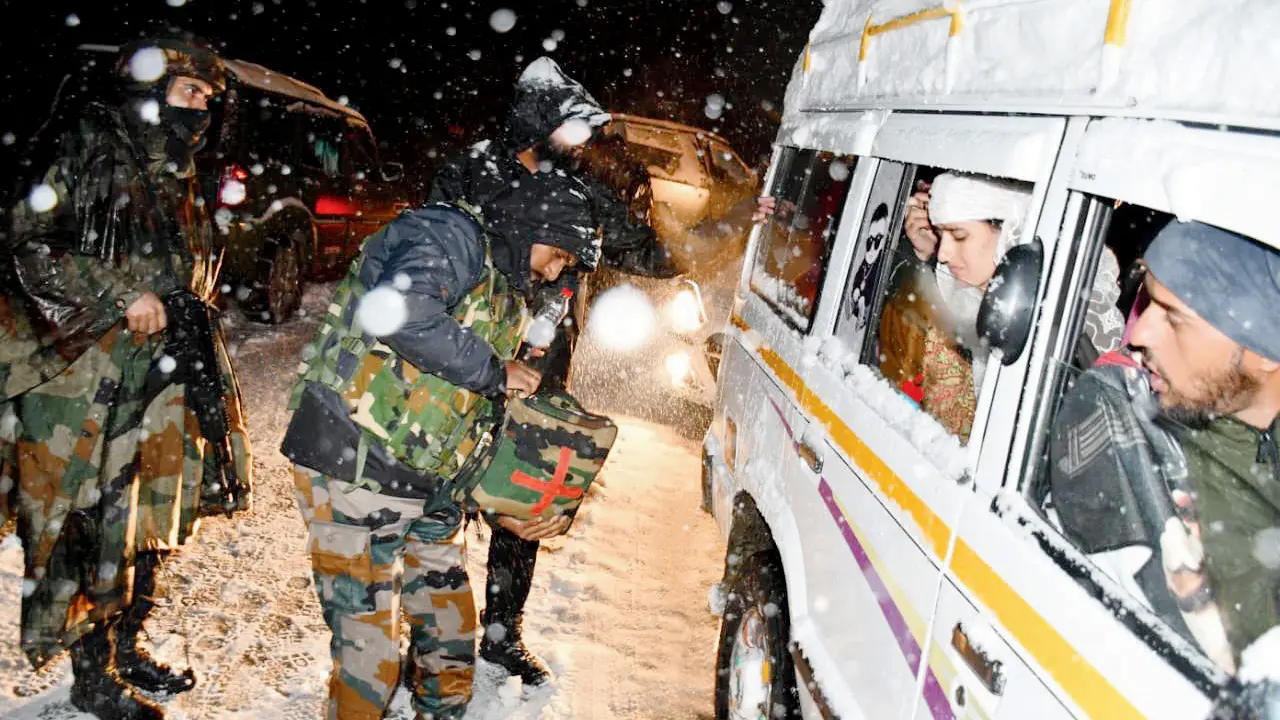 Jammu and Kashmir: 235 evacuated after heavy snowfall at Sinthan Top