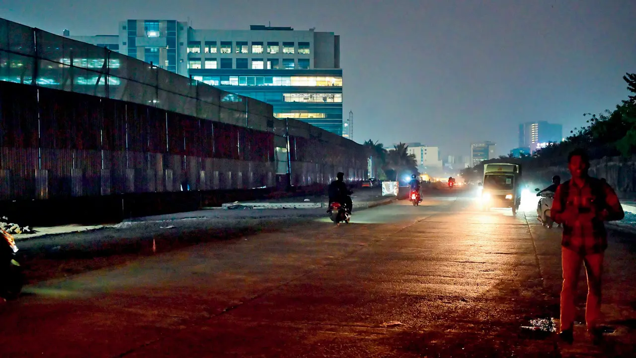 Incomplete road near Mumbai University Gate 1 sparks safety concerns