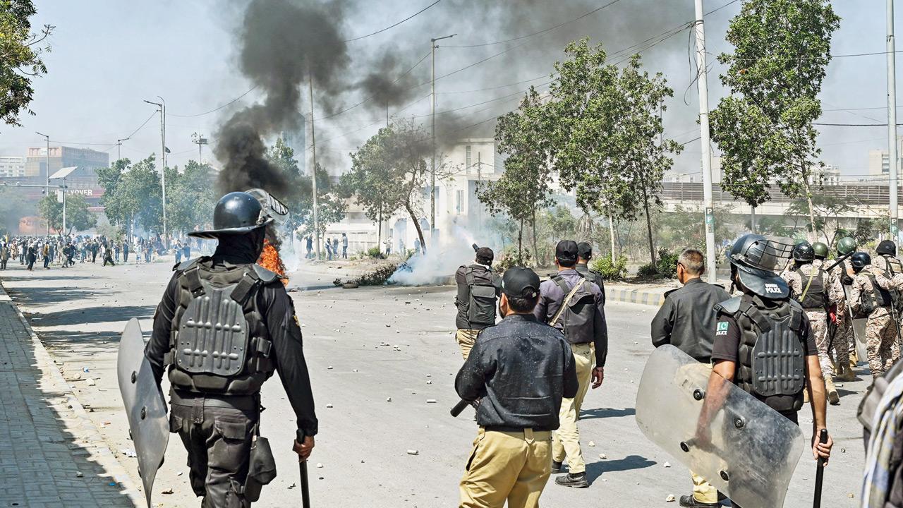 Pak: Protesters try to storm US consulate in Karachi