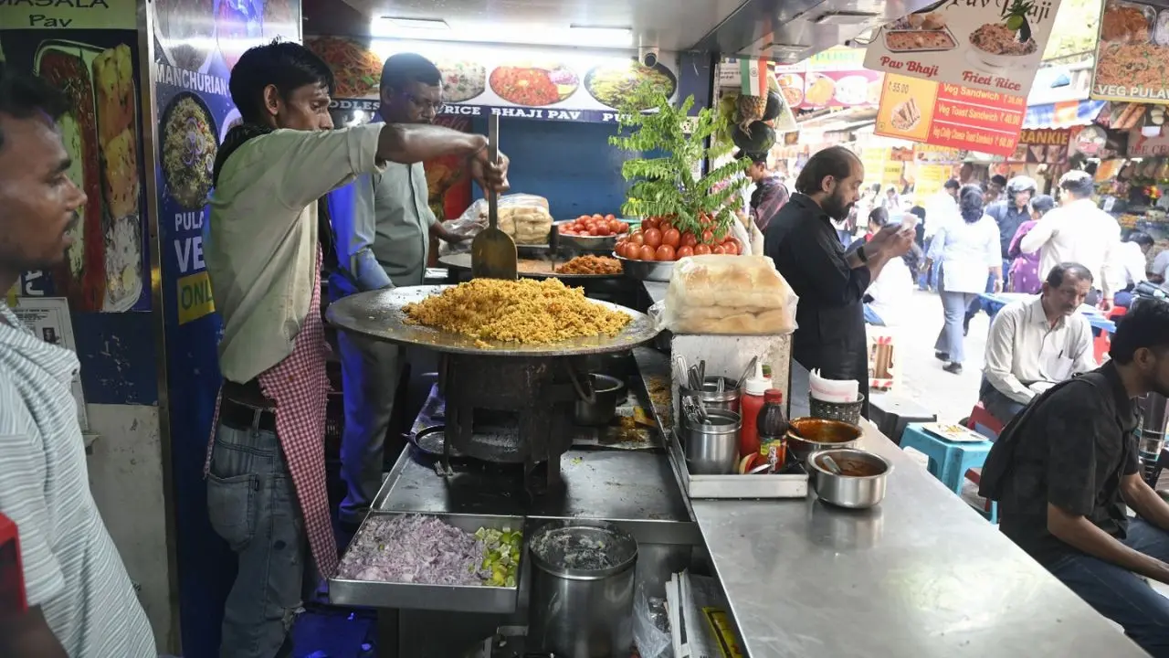 LPG shortage: Khau Galli stalls in south Mumbai switch to coal, electric fryers