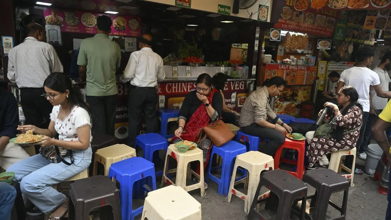Meanwhile, fewer crowds were seen at Churchgate’s Khau Galli amid the LPG crunch.