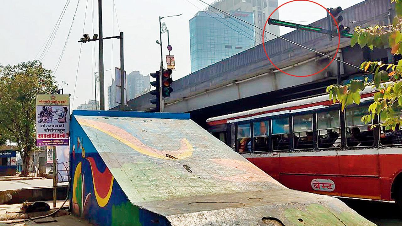 The main signal on highway shows green along with arrows pointing towards left to take a left turn at the Kherwadi signal, creating confusion before the sign board was removed. Pic/Ritika Gondhalekar