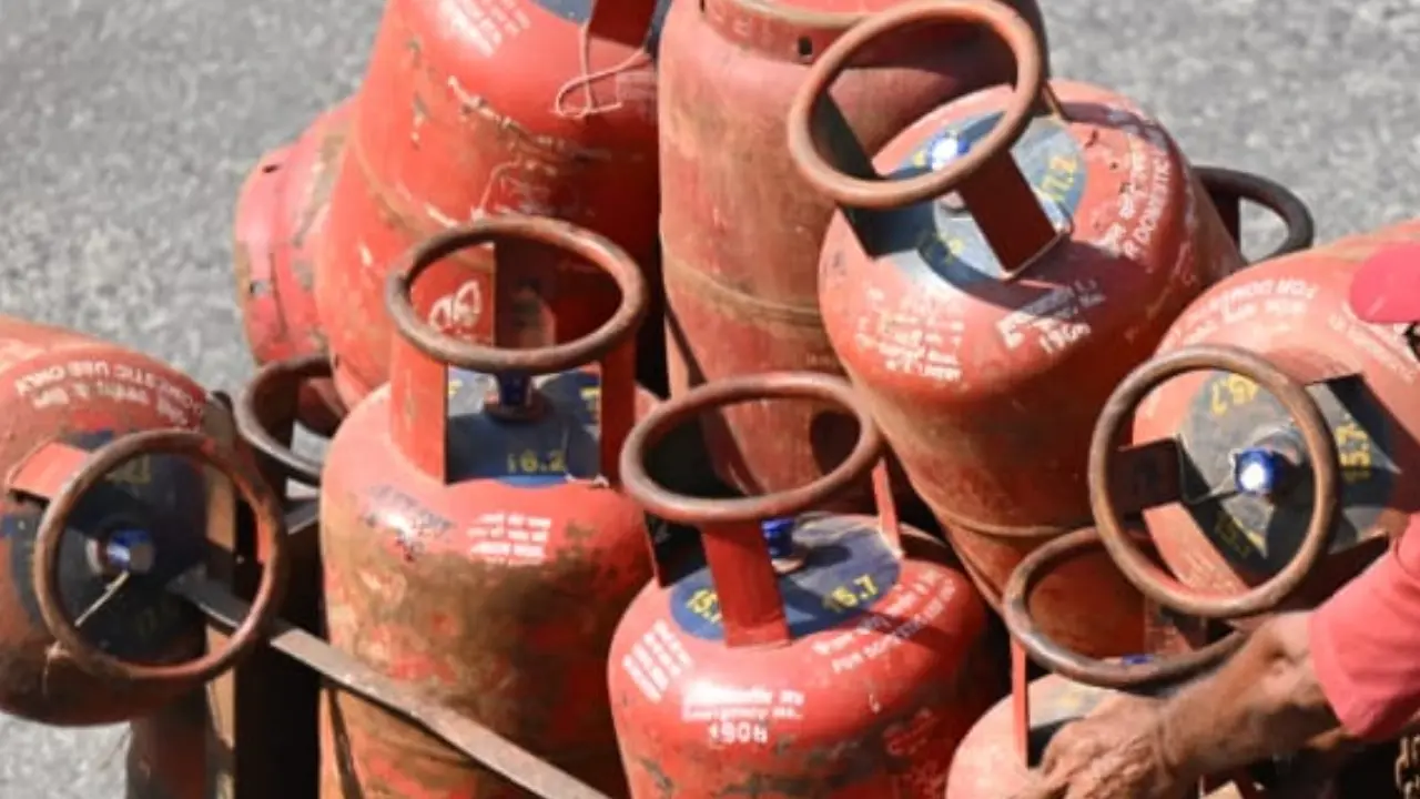 Beed Police recovers 29 LPG cylinders illegally stored for black marketing