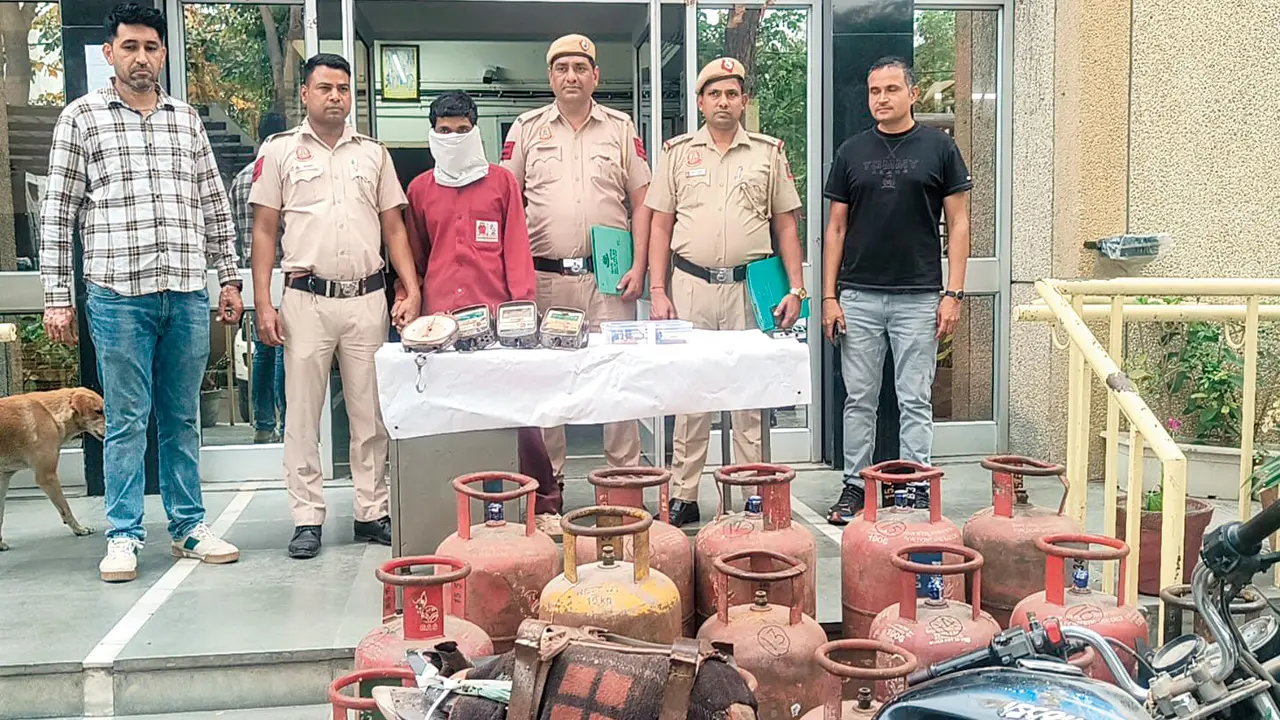 Delhi: LPG hoarders nabbed with 74 cylinders