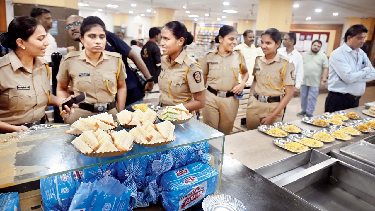 Police canteen in Killa Court premises shut (above, left) over gas cylinder shortage so cops headed to BMC canteen at CSMT for a bite. PICS/ASHISH RAJE