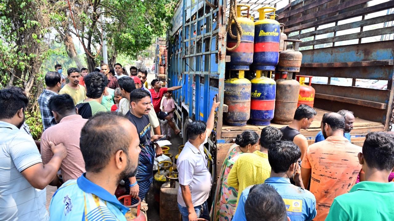 Maharashtra Revenue Minister Chandrashekhar Bawankule had on Tuesday warned that strict action will be taken against individuals or businesses found hoarding LPG cylinders