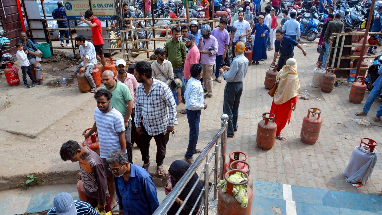 The Petroleum Ministry said the move establishes a clear priority framework for natural gas distribution to manage current supply constraints.