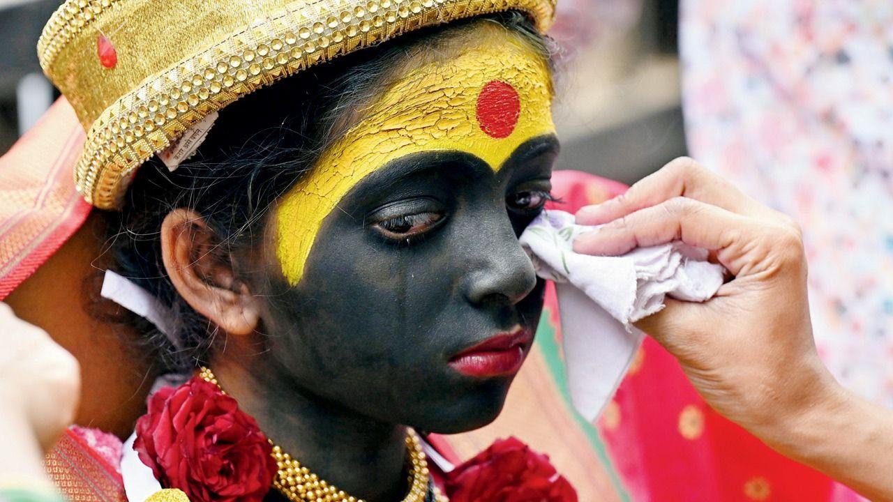 <p>A young girl, overwhelmed by her heavy costume, breaks down during the Malad Shobha Yatra in Malad West. PIC/SATEJ SHINDE</p>