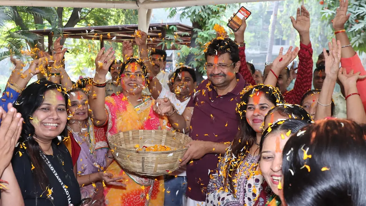 Mumbai mayor hosts flower Holi event, calls for eco-friendly festivities
