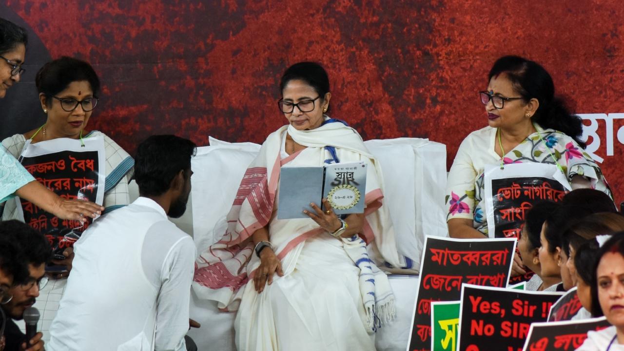 <p>The chief minister stayed overnight at the protest site, surrounded by senior Trinamool Congress leaders, legislators and party workers, turning the busy Esplanade stretch into a makeshift political camp.</p>