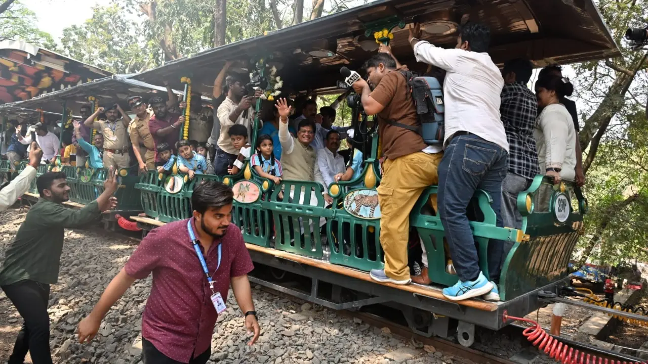 The toy train service at the park, which first began in 1970, was originally operated by a diesel engine and soon became one of the biggest attractions for visitors, especially children. Running on a 2.7-km narrow-gauge track, the train with three bogies would take tourists through the scenic areas of the park, offering glimpses of its lush surroundings.