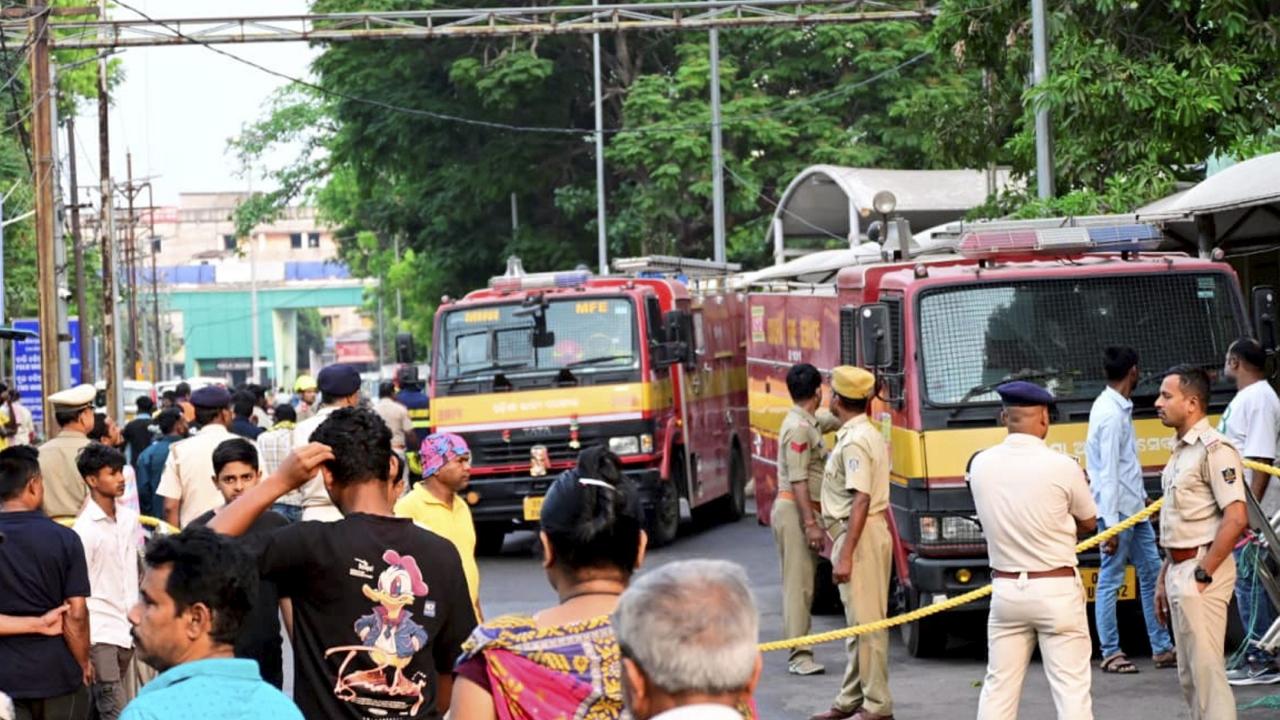 The blaze reportedly broke out between 2:30 am and 3 am, when several critically ill patients were undergoing treatment in the intensive care unit